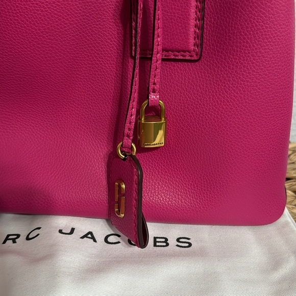 MARC JACOBS MAGENTA THE EDITOR 38
MEDIUM TOTE with Gold Accents - Picture 4 of 7